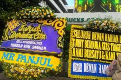 Prihatin, Warga Taruh Karangan Bunga di Lokasi Ledakan