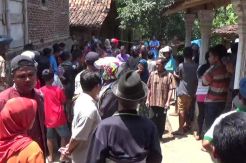 Ribuan Warga Serbu Rumah Pengarak Siswi SMP Telanjang