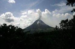 Asap Putih Kembali Terlihat di Gunung Egon