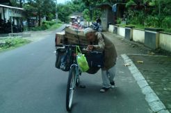 Mbah Tohari, Pedagang Keliling Berusia 104 Tahun