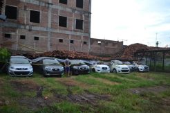 Belasan Mobil Baru Tertimpa Atap Parkiran