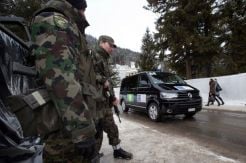 Bertugas di Davos, Tentara...
