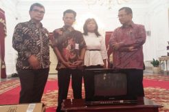 And This TV Assemblers Meets President