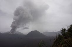 Gunung Bromo Muntahkan Material Pasir dan Kerikil
