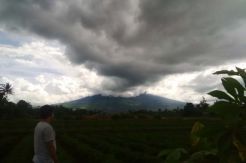 Bergejolak, Gunung Dempo Keluarkan Hembusan