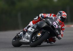 Motor Hitam Ducati Sukses Bikin Kejutan di Sirkuit Sepang