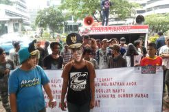 Demo di Tipikor, Massa Desak Ahok Dijadikan Tersangka