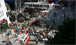 New York Crane Collapses, One Died in Car