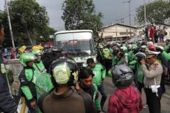 Jenazah Pasutri Korban Kecelakaan Fortuner Dikawal Ratusan Go-Jek