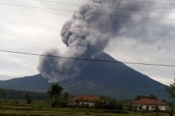 Gunung Semeru Muntahkan Guguran Awan Panas
