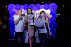 Miss Indonesia 2015 Maria Harfanti Raih Penghargaan dari V Radio