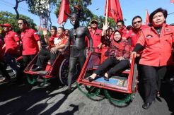Risma Gunakan Sepatu Buatan Perajin Eks Lokalisasi Dolly