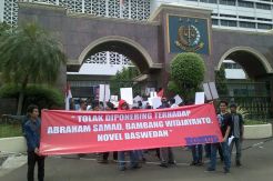 Puluhan Mahasiswa Tolak Deponering Abraham, Bambang dan Novel