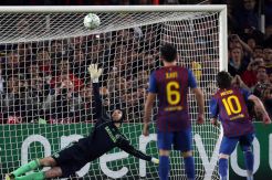 Wenger Berharap Rekor Impresif Cech Atas Messi Bisa Bungkam Barca