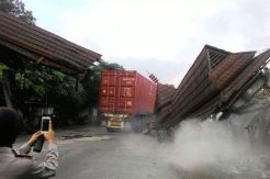Batas Kota dan Kabupaten Tangerang Ambruk Ditabrak Kontainer