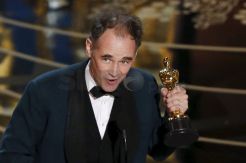 Kalahkan Sylvester Stalone, Mark Rylander Boyong Oscar Aktor Pendukung Terbaik