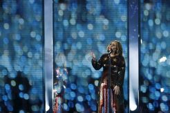 Adele Bantu Penonton Lamar Pacar di Tengah Konser