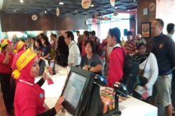 McDonalds Bagikan 160.000 Egg McMuffin Gratis