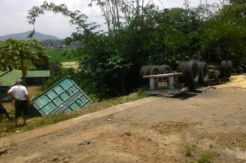 Truk Kontainer Terguling, Ayah dan Anak Balita Tewas