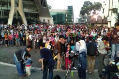 Demi Lihat GMT, Pengunjung Planetarium TIM Lakukan Ini