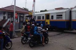Lintasi Rel Tak Berpalang Pintu, Avanza Ditabrak Kereta Sri Lelawangsa