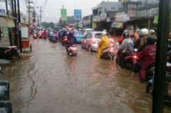 Kali Mampang Meluap, Sawangan Macet