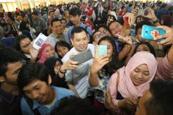 Kala Mahasiswa Unsoed Berebut Selfie dengan HT