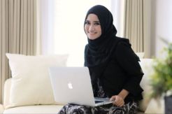 Tak Pernah Melepas Jilbab