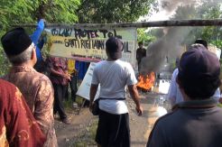 Desak Jokowi Hentikan Proyek Tol, Warga Bakar Ban