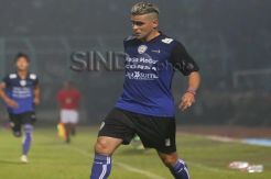 Diwarnai 2 Kartu Merah, 2 Gol El Loco Menangkan Arema