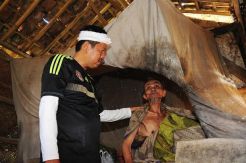 Kunjungi Kakek Miskin dan Terlantar, Bupati Purwakarta Menangis