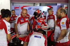 Casey Stoner Dibuat Lemas Desmosedici GP16