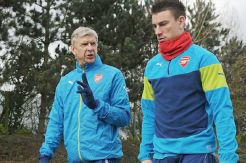 Dihujani Kritik, Koscielny Setia di Samping Wenger