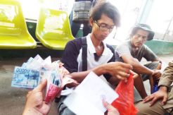 Collect Rp700,000 One Day, This Beggars  from Resides Family