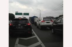 Libur Panjang, Tol Cikampek Padat Merayap