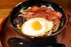 Sebuah Restoran Jepang di London Hadirkan English Breakfast Udon