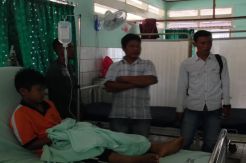 Ngeri! Pisau Berkarat Menancap di Telapak Tangan Siswa SMP