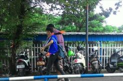 Pakai Atribut The Jak, Dua Suporter Aremania Ditegur Polisi