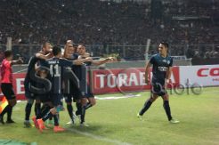 Bekuk Persib, Arema...