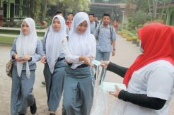 Siswa SMA di Dumai Ujian Nasional di Tengah Kabut Asap
