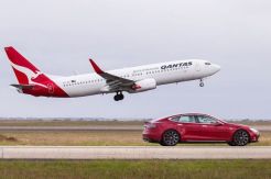 Mobil Listrik Tesla Lakukan Uji Kecepatan dengan Boeing 737-800