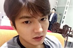Lee Min Ho Terlihat Sedih Saat Selfie, Ada Apa?