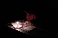 Menyedihkan, Krisis Listrik Siswa di Nias Belajar Gunakan Lilin