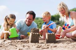 4 Kegiatan Seru yang bisa Dilakukan Anak saat Liburan ke Pantai