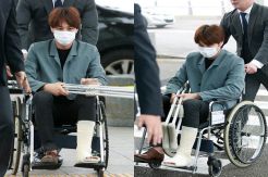 Pakai Kursi Roda dan Kruk, Kai EXO Malah Dikecam Netizen