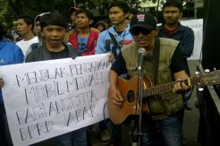 Lagu Iwan Fals Warnai Aksi Penolakan Mobil Baru DPRD Jabar