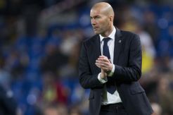 Zinedine Zidane Menatap...