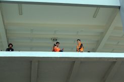 Bahaya, Jakmania Nekat Selfie di Balkon SUGBK