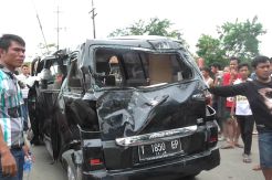 Mogok di Tengah Rel, Minibus Diseruduk Kereta