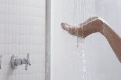 Tahukah Anda, Mandi Dua Kali Sehari Tidak Baik untuk Kesehatan?